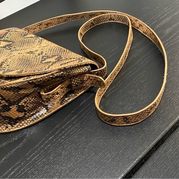 URBAN OUTFITTERS Faux Snakeskin Crossbody NWOT - Picture 7 of 12